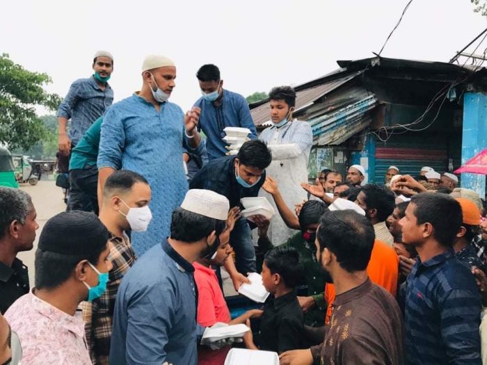 বড়লেখায় ছাত্রলীগের নিজ অর্থায়নে অর্ধ হাজার মানুষের মধ্যে খাদ্য বিতরণ