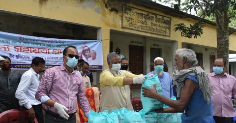 হাতীবান্ধায় এমপির ব্যক্তিগত তহবিল থেকে ত্রাণ বিতরণ
