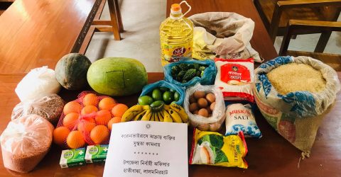 করোনা রোগীর বাড়িতে খাবার নিয়ে ইউএনও