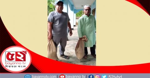 সিলেটের বিয়ানীবাজার মোল্লাপুর ইউনিয়নে হোম কোয়ারেন্টাইনে থাকা ১৫ পরিবারকে সহায়তা দিচ্ছেন প্রবাসী ও চেয়ারম্যান