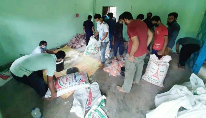 বড়লেখায় দুর্দিনে মানুষের পাশে ‘প্রজেক্ট হাসিমুখ’