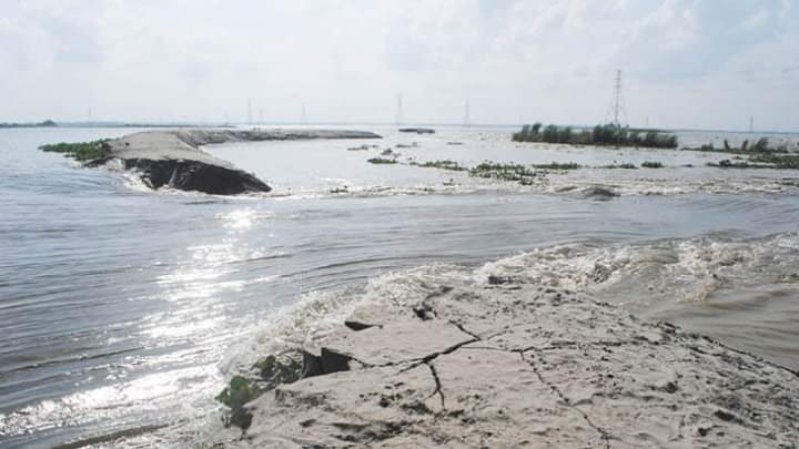 শাহজাদপুরে বাঁধ ভেঙ্গে ৫ জেলার বিস্তীর্ণ এলাকা প্লাবিত