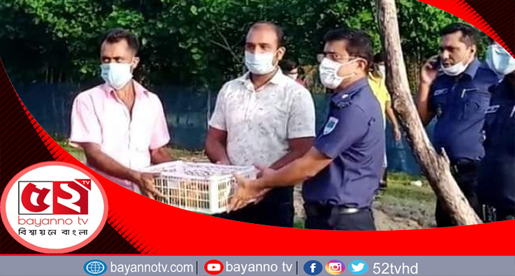 মোংলায় করোনা আক্রান্তদের ওসি ফল উপহার, জুয়ার আসর তছনছ