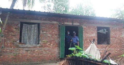 পটিয়ায় আদালতের নিষেধাজ্ঞা উপেক্ষা, পুলিশের নির্দেশে নির্মান কাজ বন্ধ