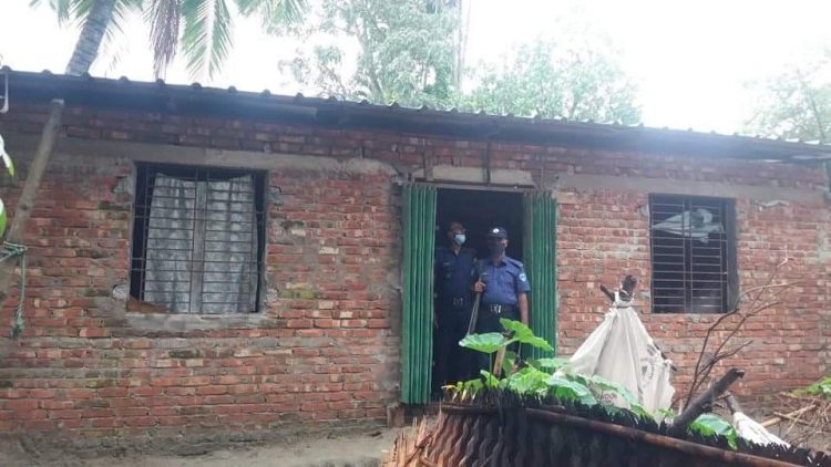পটিয়ায় আদালতের নিষেধাজ্ঞা উপেক্ষা, পুলিশের নির্দেশে নির্মান কাজ বন্ধ