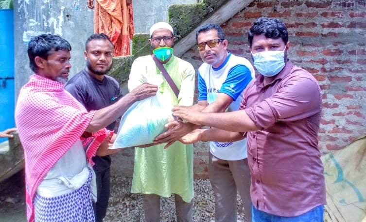 দক্ষিণ সুনামগঞ্জে বন্যার্তদের মাঝে খাদ্যসমাগ্রী বিতরণ