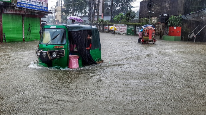 সুনামগঞ্জে লাখো মানুষ চরম দুর্ভোগে