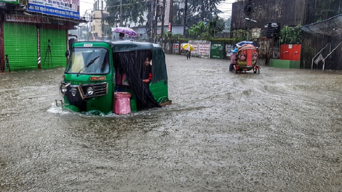 সুনামগঞ্জে লাখো মানুষ চরম দুর্ভোগে