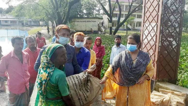 দক্ষিণ সুনামগঞ্জে ইউএনও শুকনো খাবার বিতরণ করেন