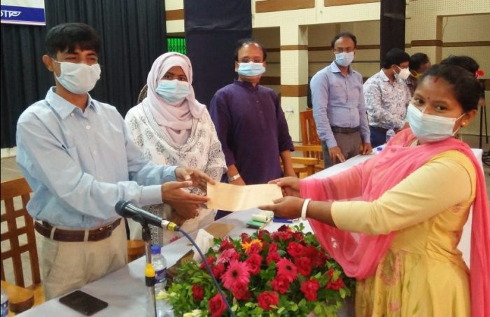 নীলফামারীতে প্রধানমন্ত্রীর উপহার পেলেন ৪৮ জন সাংস্কৃতিক  কর্মি
