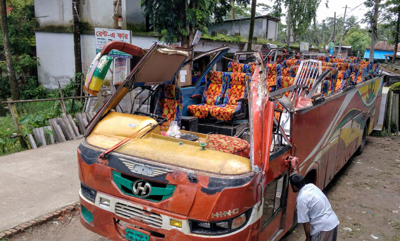 ঝালকাঠিতে ঝুঁকে পড়া গাছের সঙ্গে ধাক্কা, উড়ে গেল বাসের ছাদ !