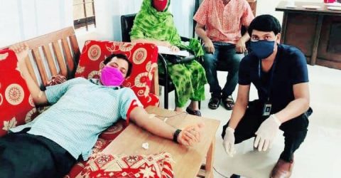 চুনারুঘাটে  মুসলিম তরুণীকে রক্ত দিলেন  ইউএনও সত্যজিত