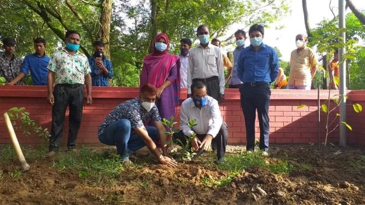 সুনামগঞ্জে ডলুরা শহীদ সমাধি সৌধের কাজ পরিদর্শনে ডিসি