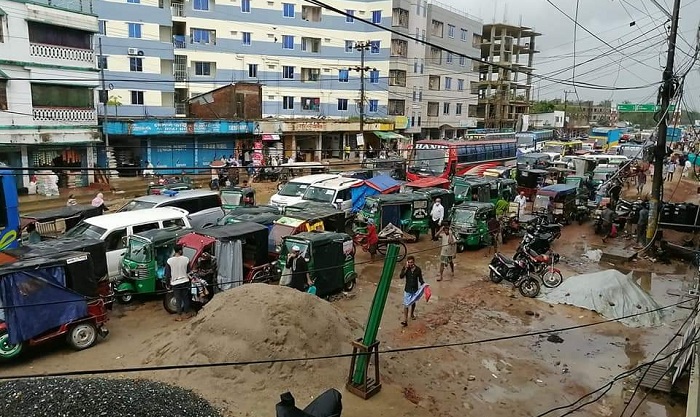 কক্সবাজারে ভাঙাচোরা সড়কে তীব্র যানজট, দুর্ভোগে যাত্রীরা