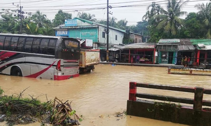 সামান্য বৃষ্টি হলেই মহাসড়ক যেন নদী