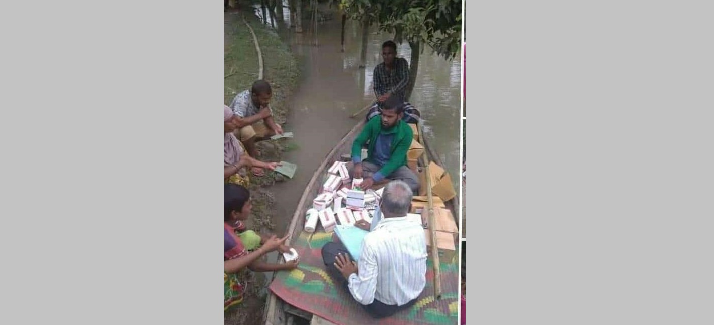 বন্যায় কবলিত মানুষের মধ্যে স্বাস্থ্য রক্ষায় ওষুধ বিতরণ