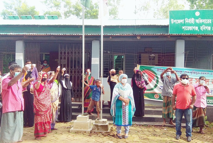 শায়েস্তাগঞ্জে শ্রমিকদের আত্মসাতের টাকা উদ্ধার, মেম্বারের পলায়ণ