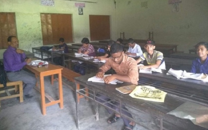 পটিয়া রাহাত আলী স্কুলে সরকারি নির্দেশনা অমান্য করে চলছে কোচিং