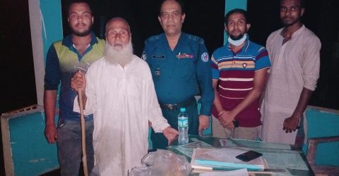 চুনারুঘাটে ৩যুবকের মানবিকতায় বাড়ি ফিরলেন শতবর্ষী এক বৃদ্ধ 