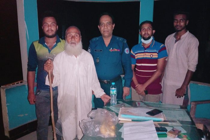 চুনারুঘাটে ৩যুবকের মানবিকতায় বাড়ি ফিরলেন শতবর্ষী এক বৃদ্ধ 
