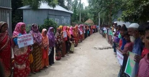 সিরাজগঞ্জে ইউপি চেয়ারম্যানের অপসারণ দাবিতে সদস্যদের মানববন্ধন