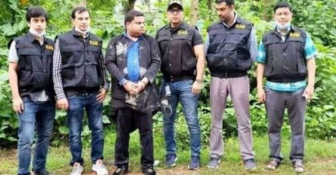সাতক্ষীরার সীমান্ত এলাকা থেকে সাহেদ  অবৈধ অস্ত্রসহ বোরকা পরা অবস্থায় গ্রেপ্তার