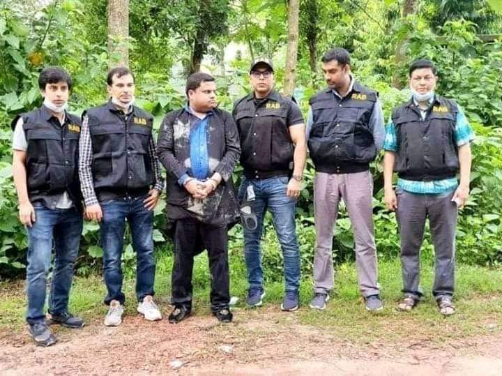 সাতক্ষীরার সীমান্ত এলাকা থেকে সাহেদ  অবৈধ অস্ত্রসহ বোরকা পরা অবস্থায় গ্রেপ্তার