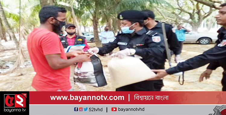 বন্যার্ত মানুষের পাশে সাকিব আল হাসান ফাউন্ডেশন ও র্যাব-১২