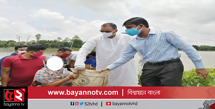 টাঙ্গাইলের আশ্রয়কেন্দ্রে ত্রাণ বিতরণ করলেন এমপি টিটু