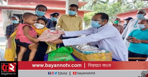 কুষ্টিয়ায় শাড়ী ও শিশুবস্ত্র বিতরণ করেন ডিসি