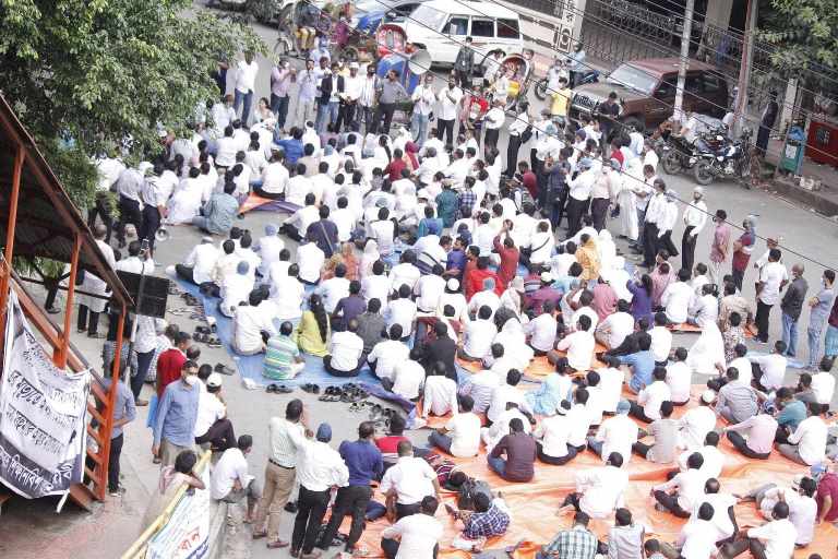 শিক্ষানবিশ আইনজীবিদের “প্রতীকি অনশন মহাসমাবেশ” থেকে ৭২ ঘণ্টার আল্টিমেটাম