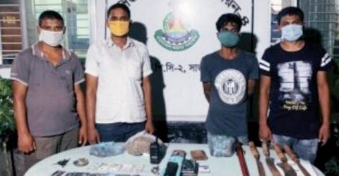 সাভারের আশুলিয়ায় চাঁদাবাজির অভিযোগে পুলিশ সদস্যসহ আটক ৪