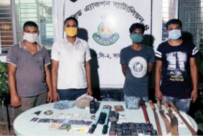সাভারের আশুলিয়ায় চাঁদাবাজির অভিযোগে পুলিশ সদস্যসহ আটক ৪