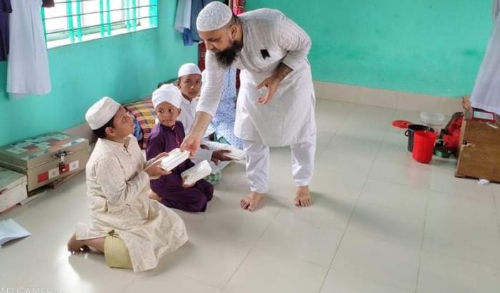 বঙ্গবন্ধুর শাহাদাত বার্ষিকীতে এতিমদের মাঝে খাবার বিতরণ