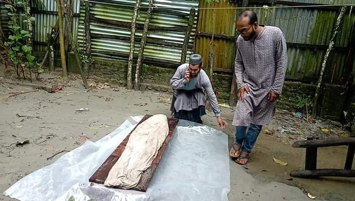 ২০ বছর আগের মৃত ব্যক্তির কাফনের কাপড় ও দেহ অক্ষত ! 