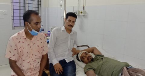 বরিশালে সন্ত্রাসী হামলায় আহত সাংবাদিকের পাশে ঝালকাঠির সাংবাদিকরা