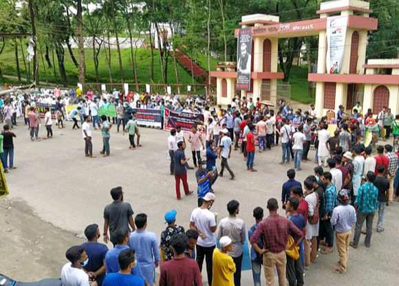 এমসি কলেজের সামাজিক ও সাংস্কৃতিক সংগঠনের মানববন্ধনে ১০দফা দাবী