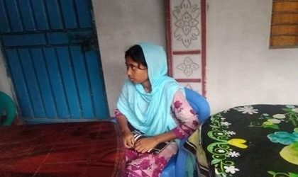জলঢাকায় বিয়ের দাবিতে প্রেমিকের বাড়িতে প্রেমিকার অনশন