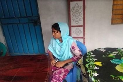 জলঢাকায় বিয়ের দাবিতে প্রেমিকের বাড়িতে প্রেমিকার অনশন