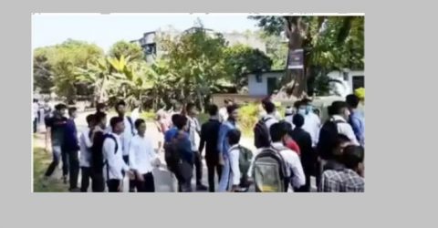 বিয়ানীবাজারে বকেয়া বেতন নিয়ে শিক্ষার্থীদের রাস্তা অবরোধ