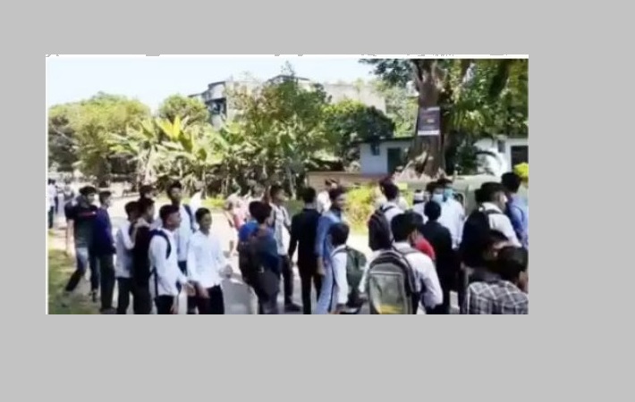 বিয়ানীবাজারে বকেয়া বেতন নিয়ে শিক্ষার্থীদের রাস্তা অবরোধ