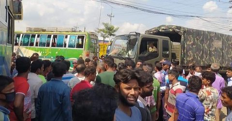 সৈয়দপুরে পুলিশের চাঁদাবাজী বন্ধে সড়ক অবরোধ