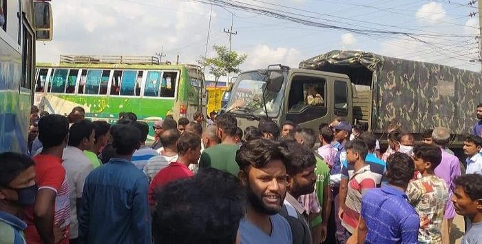 সৈয়দপুরে পুলিশের চাঁদাবাজী বন্ধে সড়ক অবরোধ