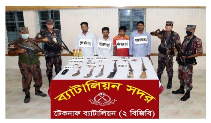 কক্সবাজারে বিপুল পরিমাণ অস্ত্র ও গুলিসহ ৪ ডাকাত আটক