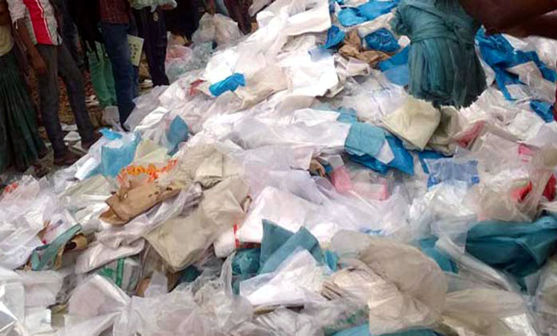 সাভারে ৪টি গোডাউন ও ৭টি দোকানে অভিযান চালিয়ে ১৩ টন পলিথিন জব্দ