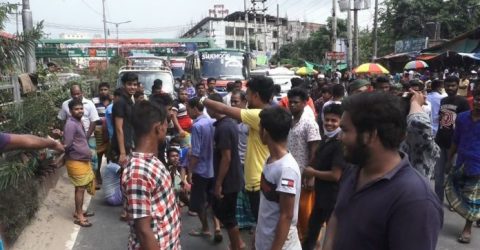 সাভারে ফুটপাতে চাঁদাবাজির প্রতিবাদে ঢাকা-আরিচা মহাসড়ক অবরোধ