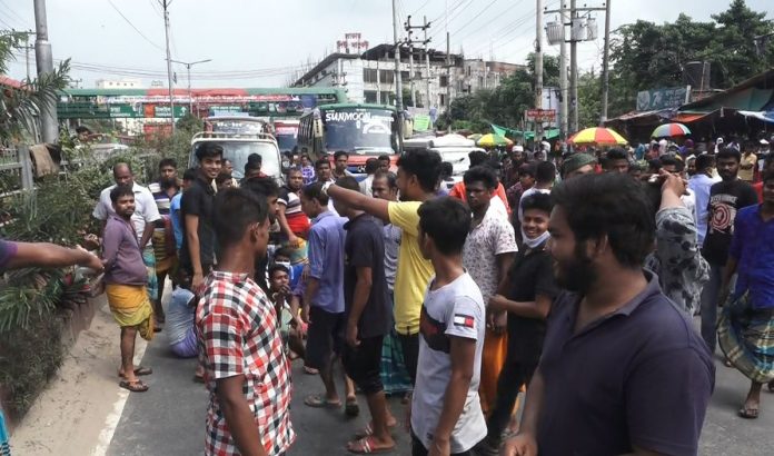 সাভারে ফুটপাতে চাঁদাবাজির প্রতিবাদে ঢাকা-আরিচা মহাসড়ক অবরোধ