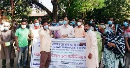 সৈয়দপুরে রেলওয়ে পোষ্য সোসাইটির উদ্যোগে মাস্ক ও খাবার বিতরণ
