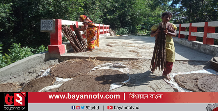 কিশোরগঞ্জে গৈ- চটা তৈরি করে সংসার চালাচ্ছেন অনেক নারী