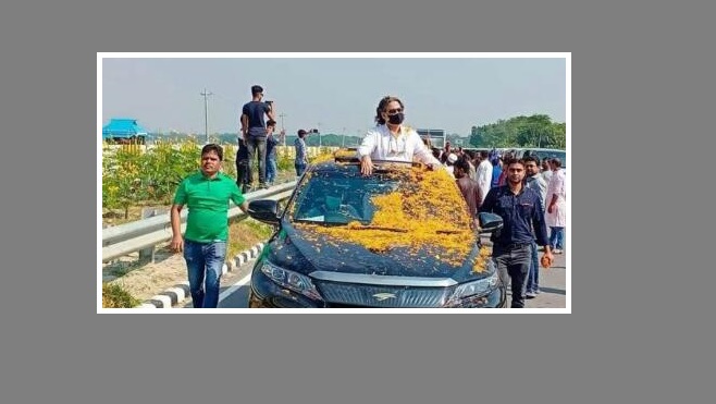 বঙ্গবন্ধু সমাধিতে শ্রদ্ধা জানাতে টুঙ্গিপাড়ায় যুবলীগ, বহর থামিয়ে টোল পরিশোধ পরশের